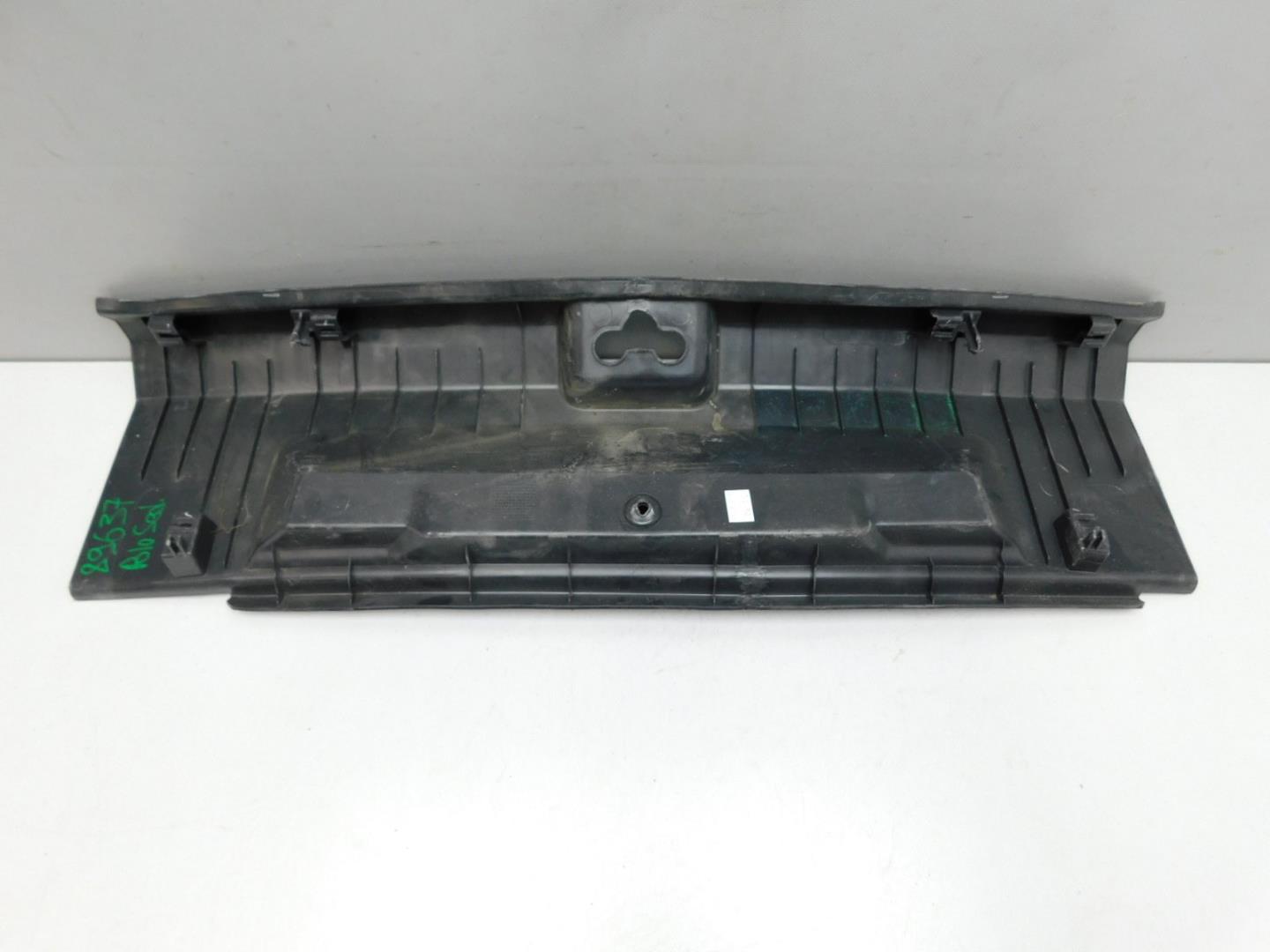 Обшивка багажника