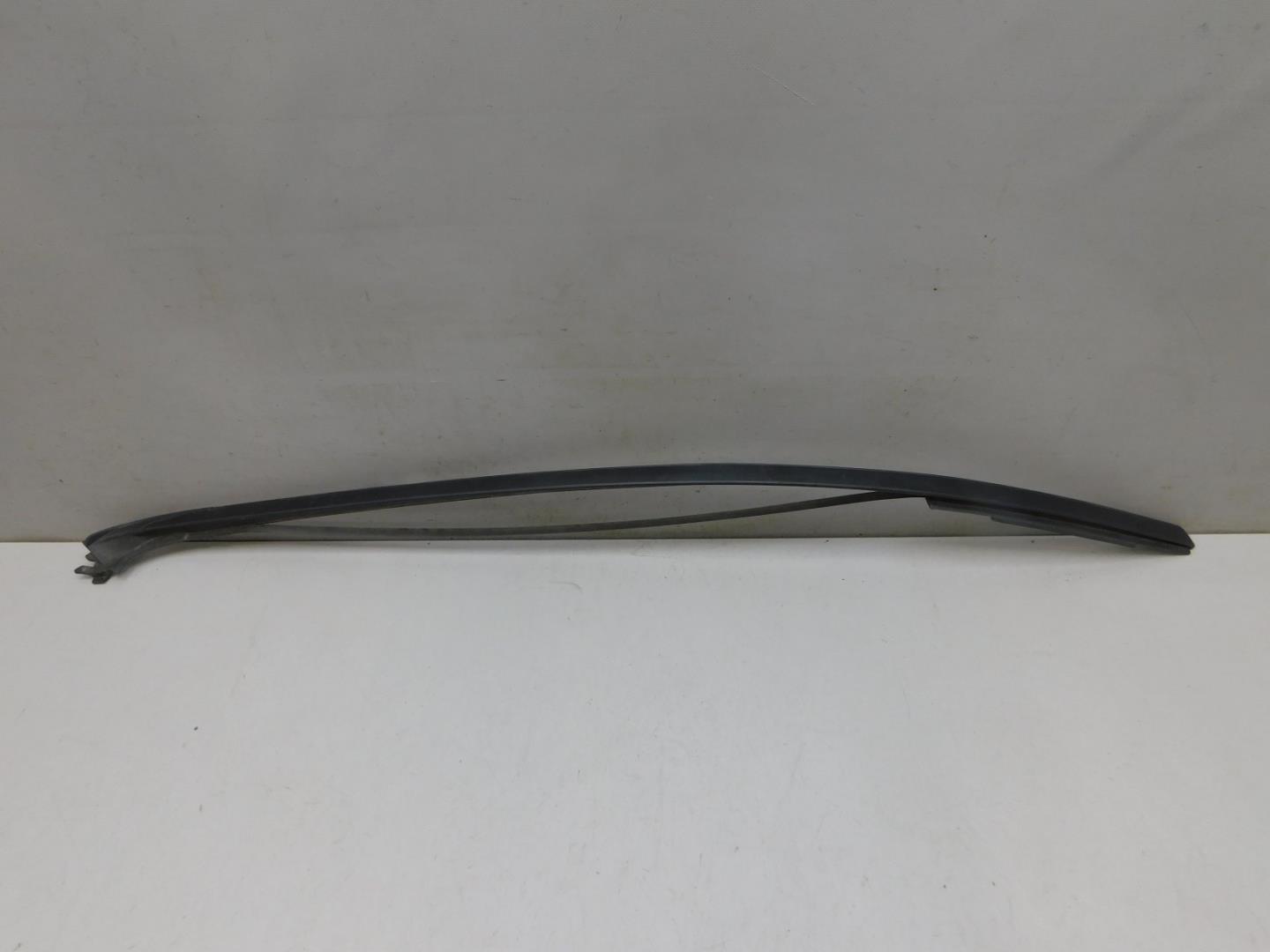 Молдинг лобового стекла