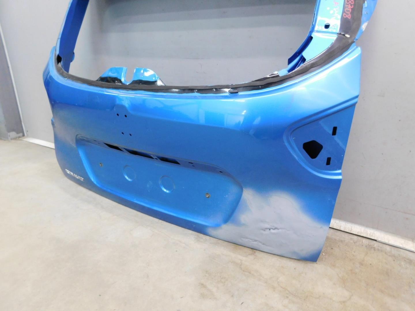 Дверь багажника