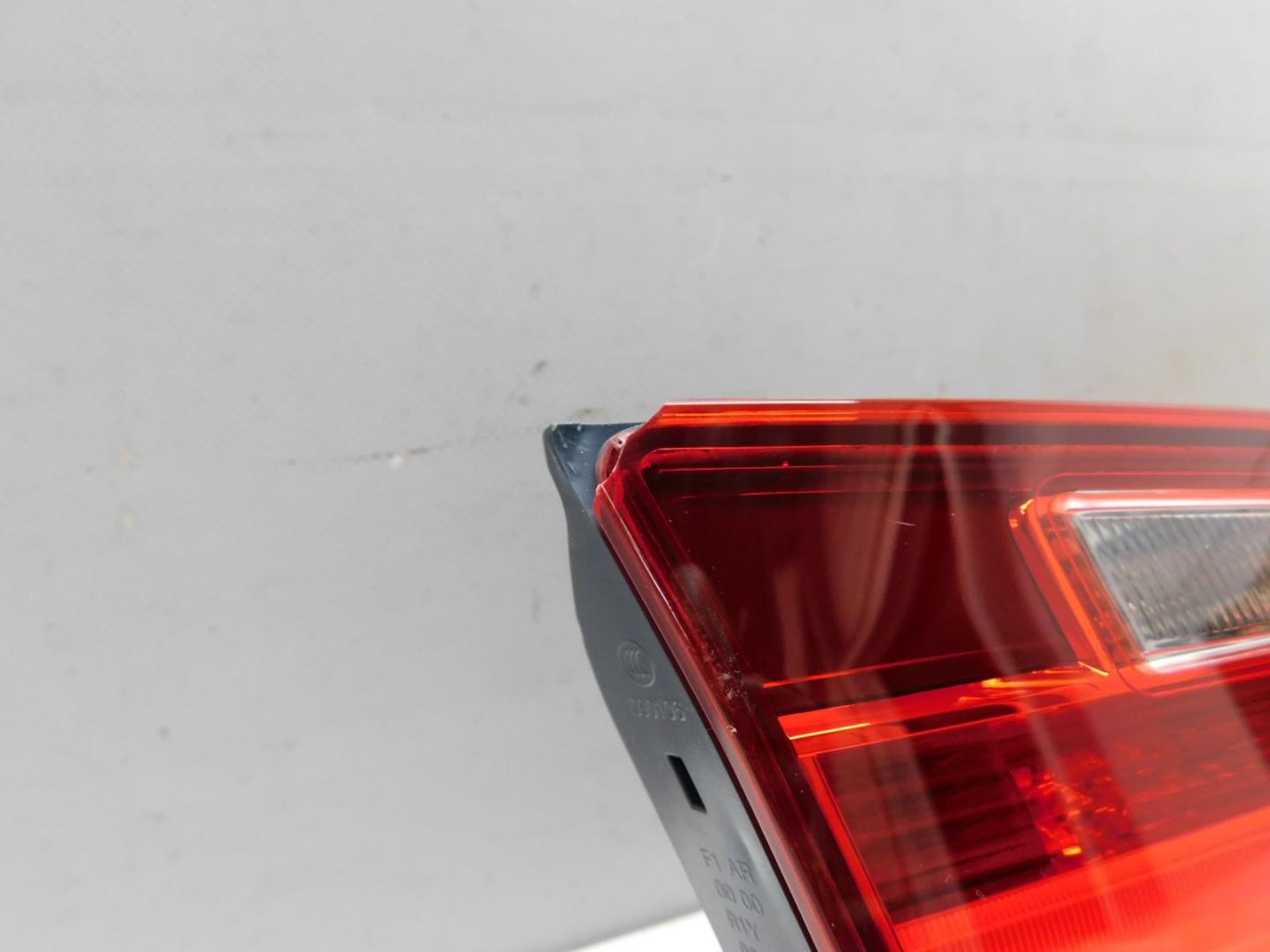 Фонарь задний внутренний левый