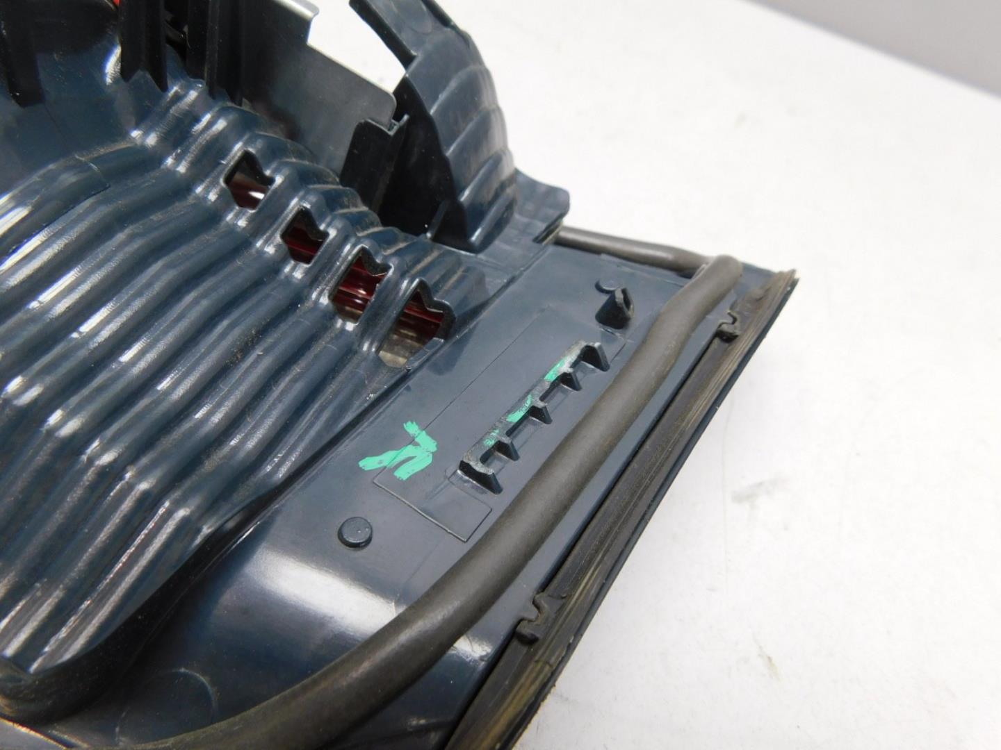 Фонарь задний внутренний левый