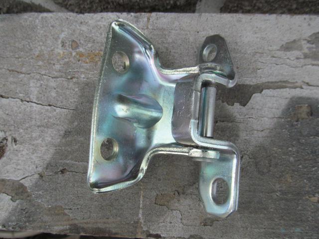 Петля двери задней левой верхняя