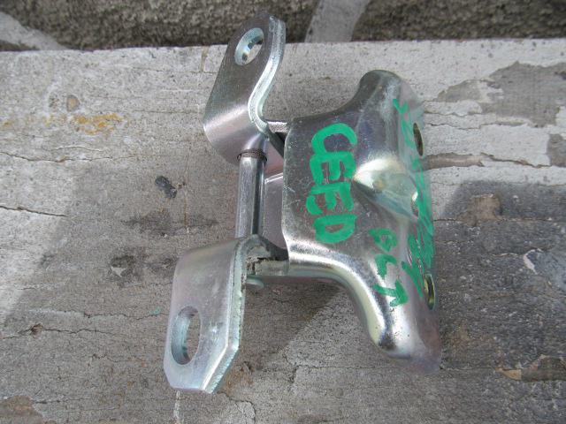 Петля двери задней левой верхняя