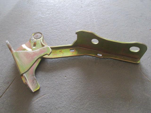 Петля капота левая