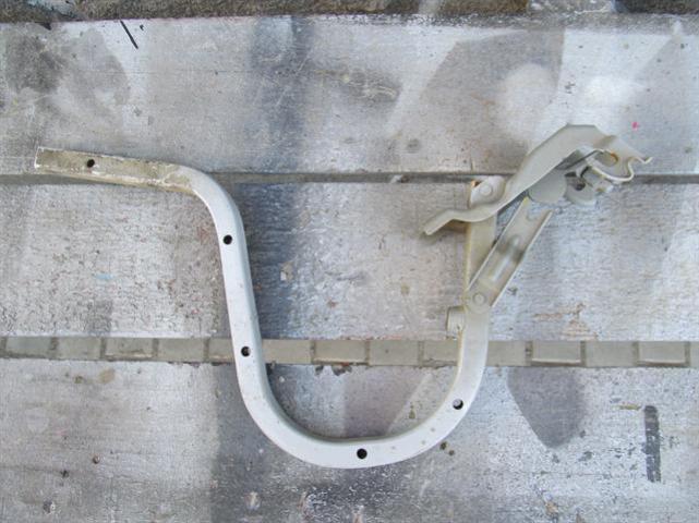 Петля крышки багажника