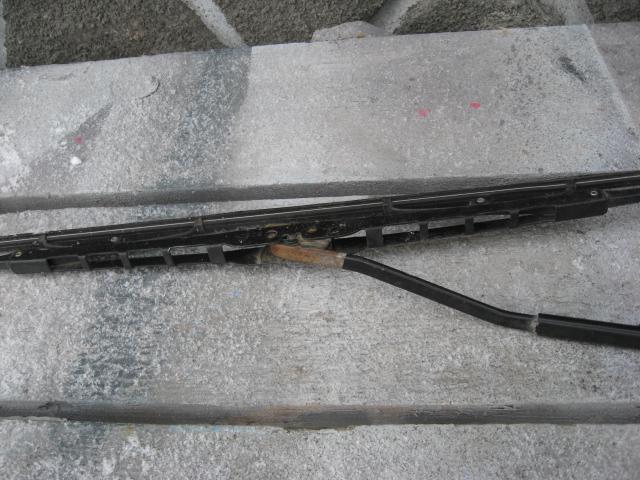 Поводок стеклоочистителя переднего