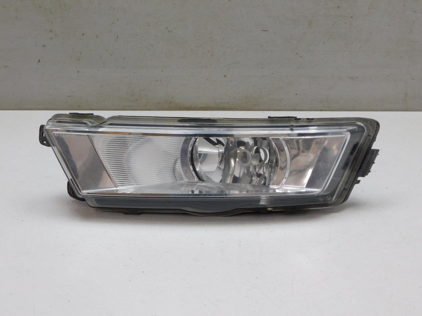 Фара противотуманная левая