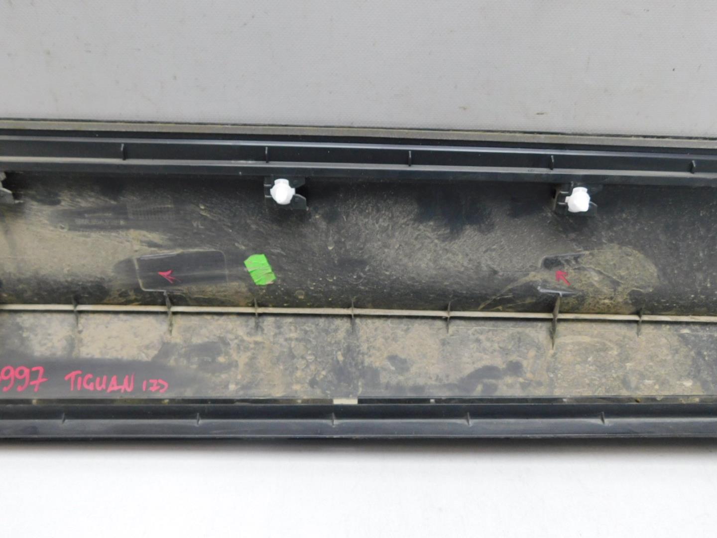 Накладка двери передней левой