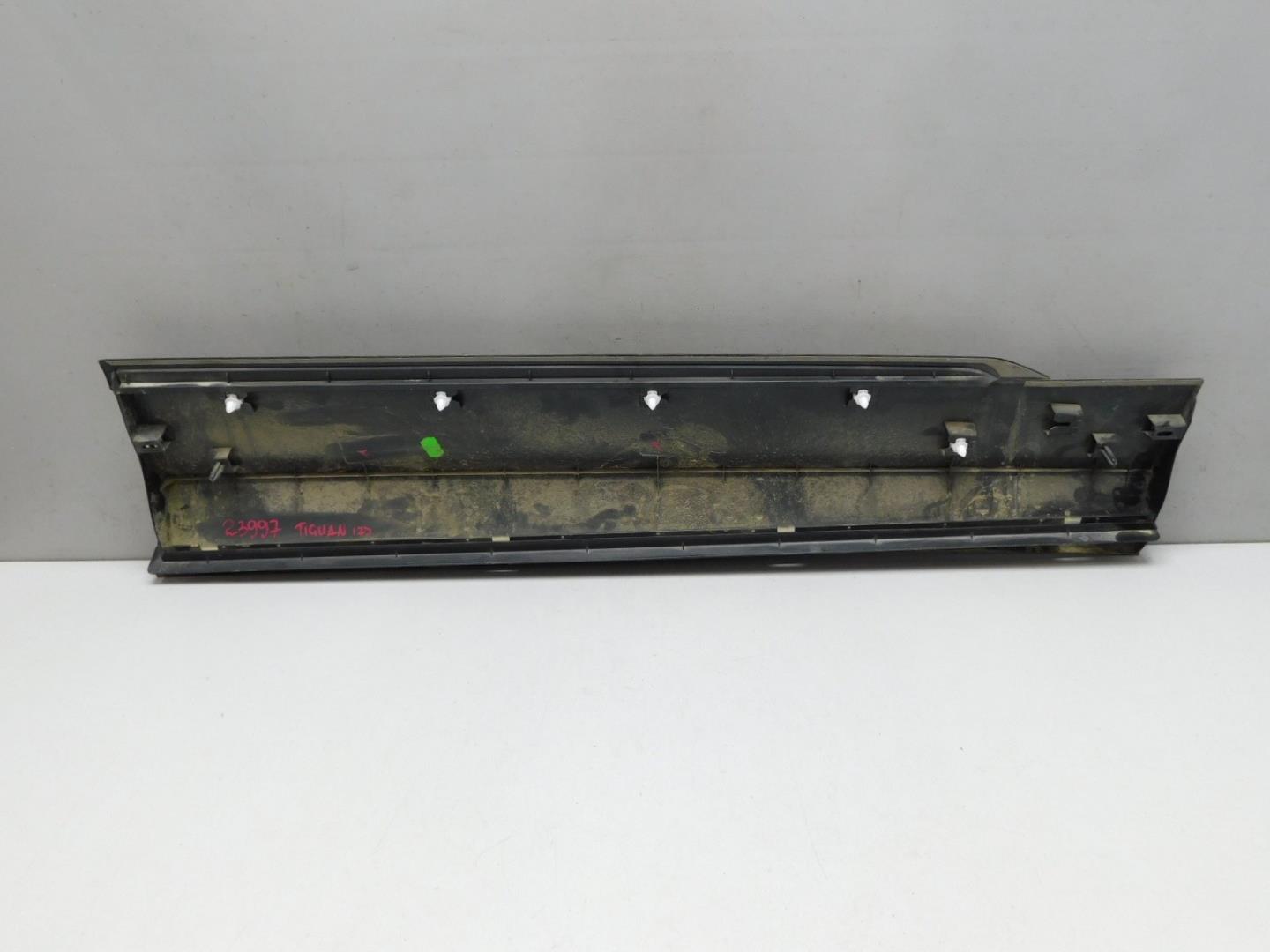 Накладка двери передней левой