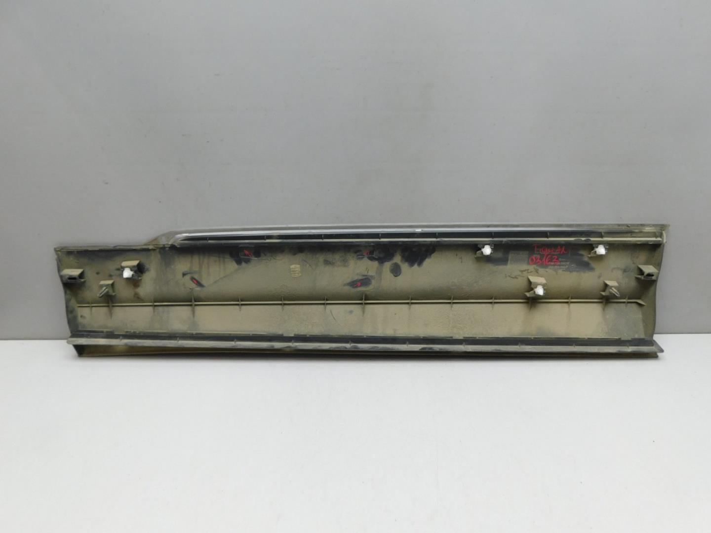 Накладка двери передней правой