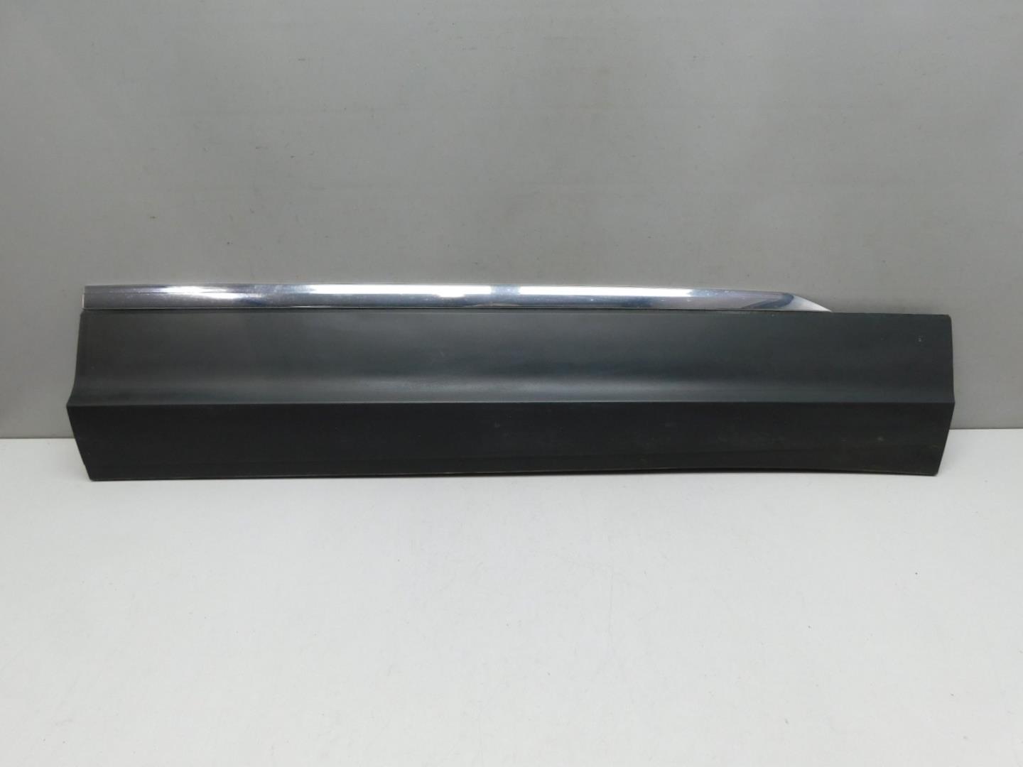 Накладка двери передней правой