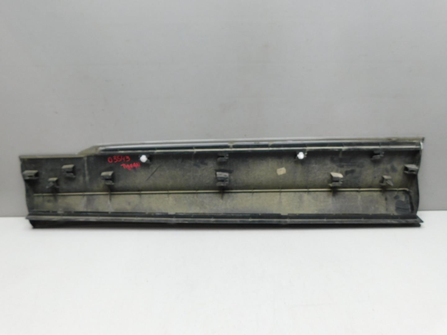 Накладка двери передней правой