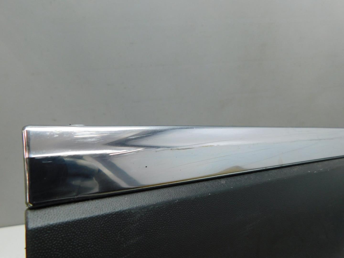 Накладка двери передней правой