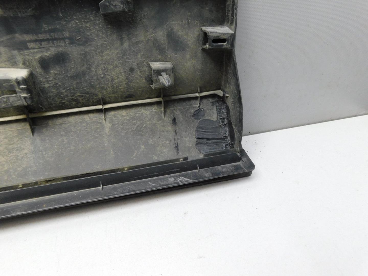 Накладка двери передней правой