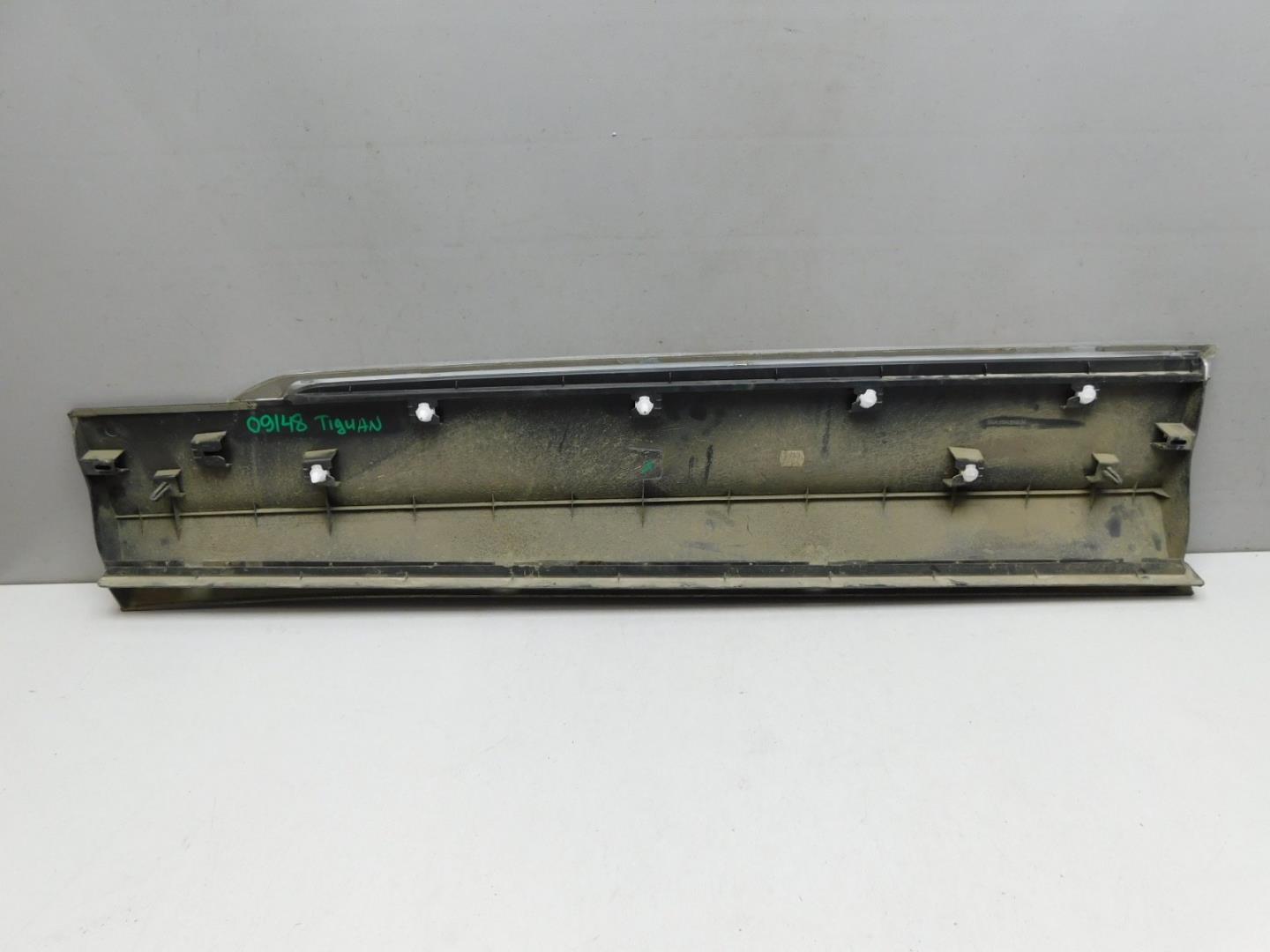 Накладка двери передней правой