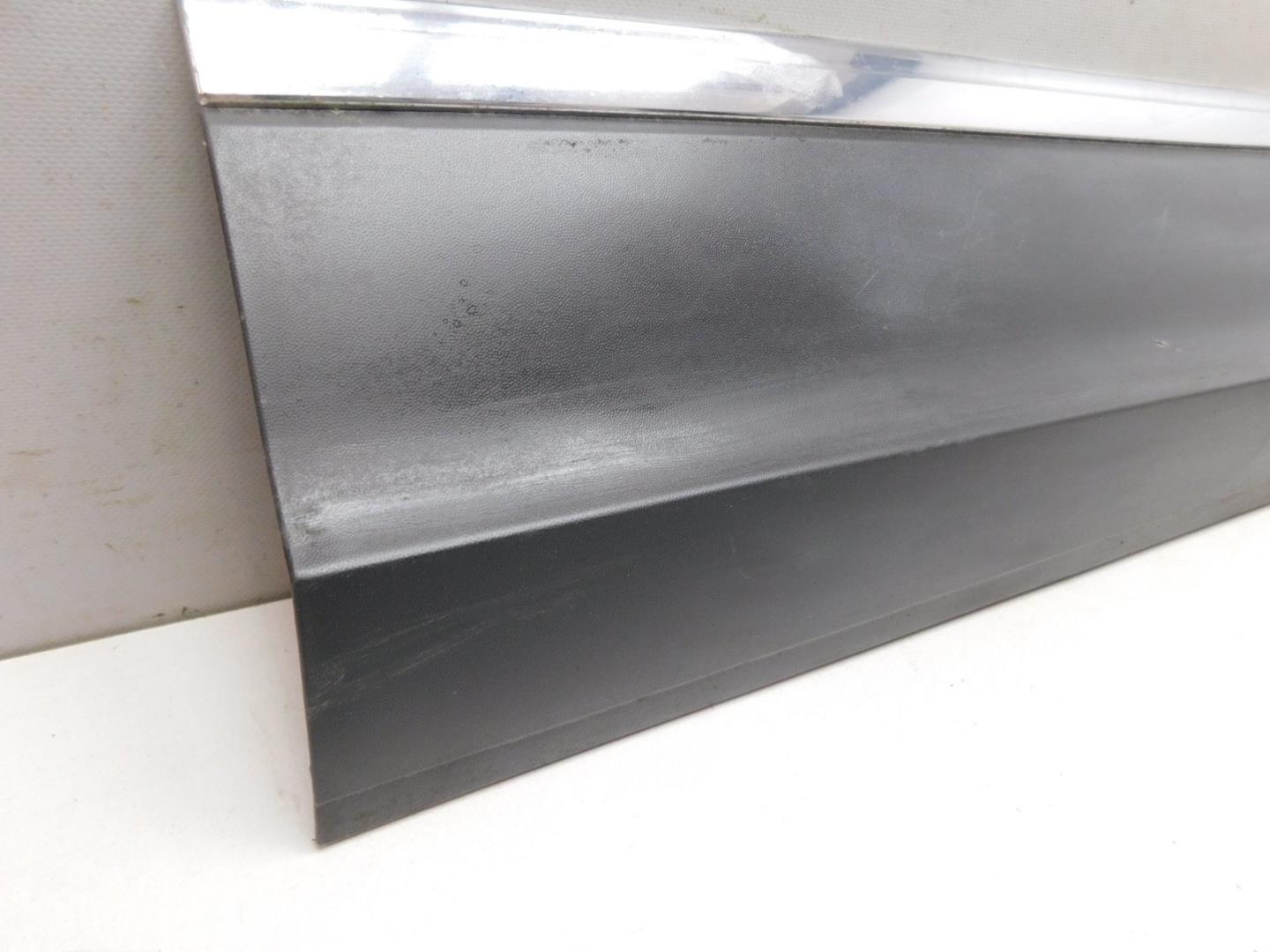 Накладка двери передней правой