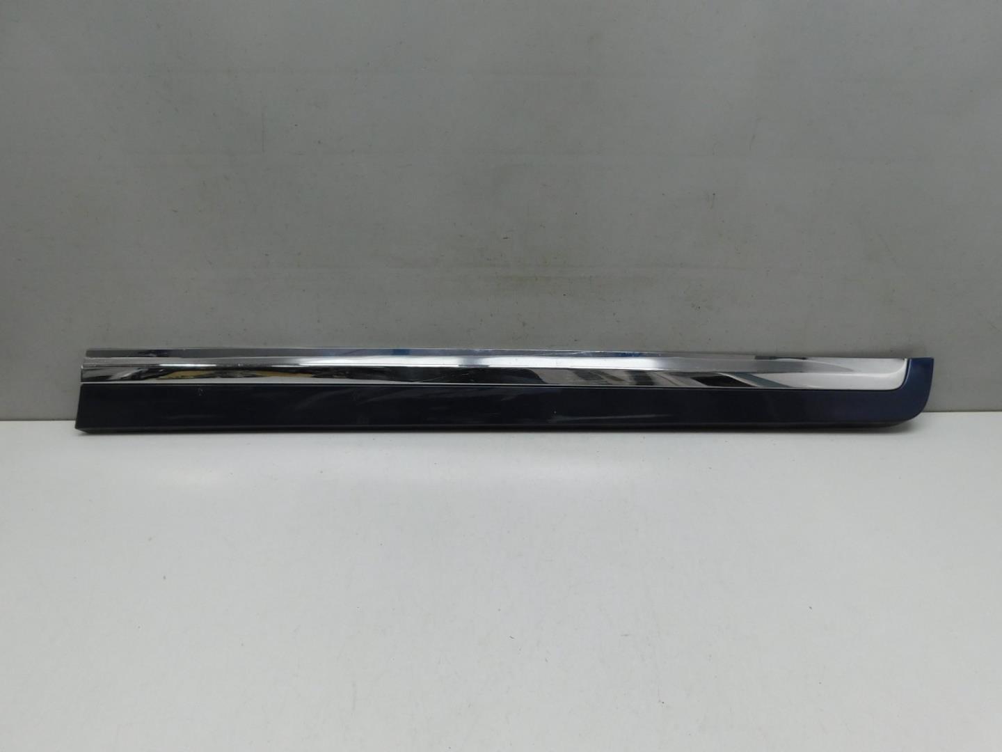 Накладка двери передней правой