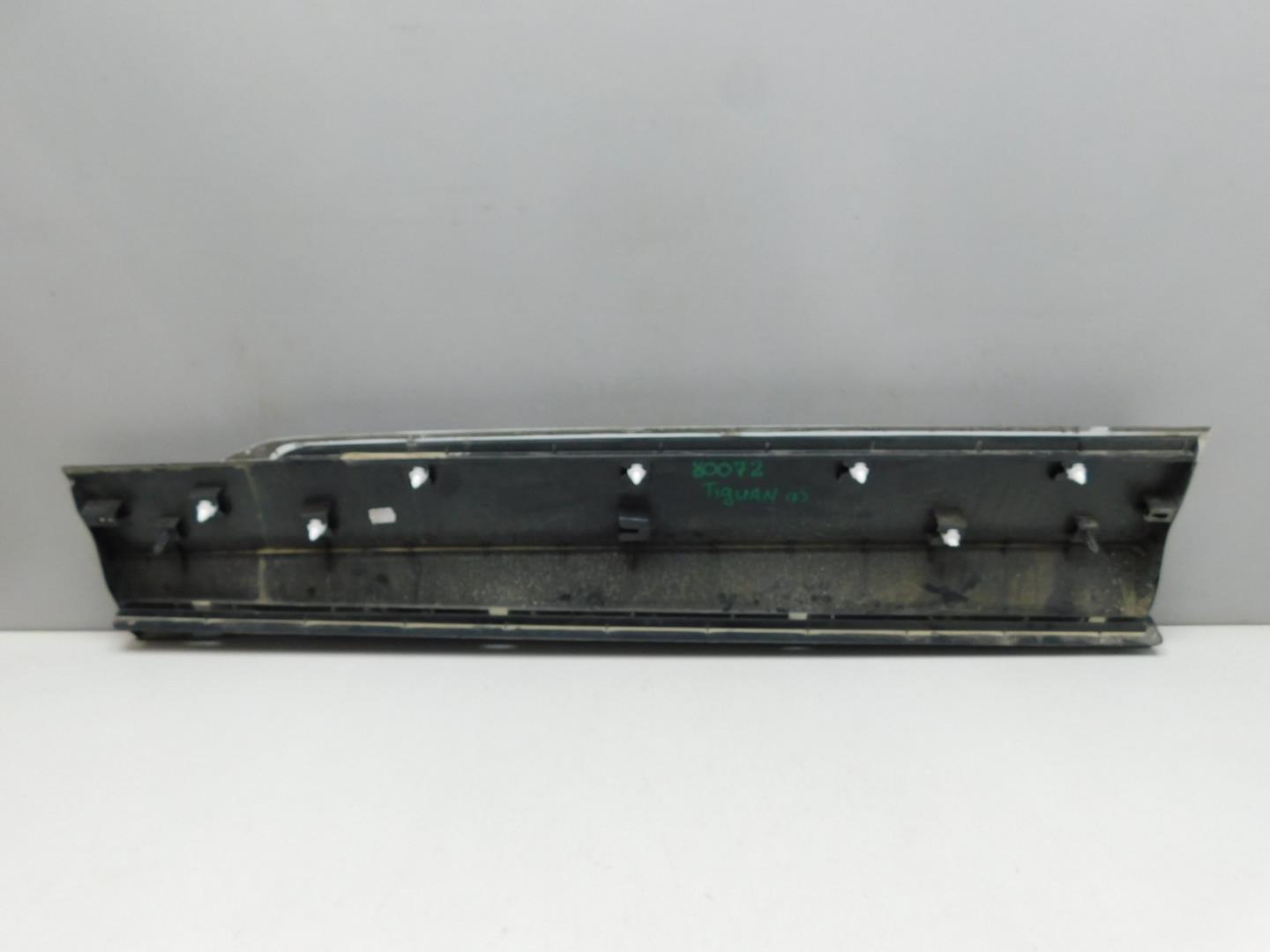 Накладка двери передней правой