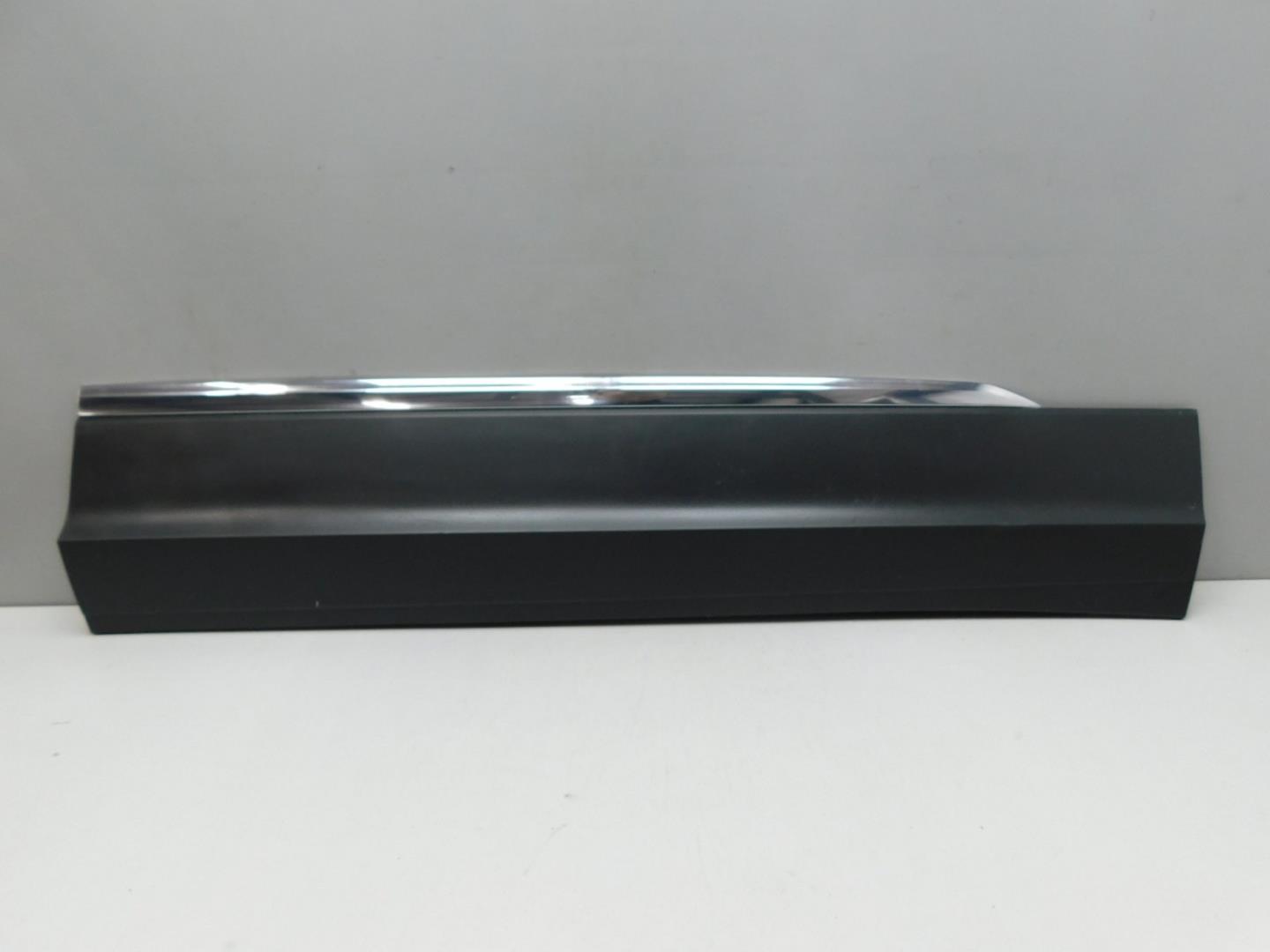 Накладка двери передней правой