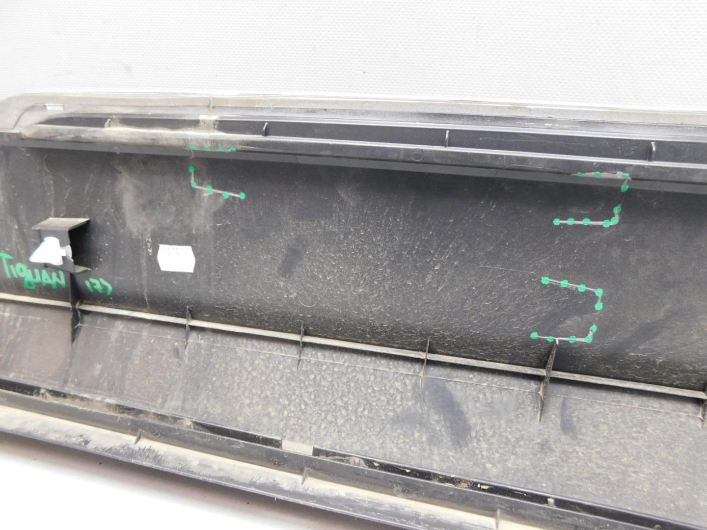 Накладка двери передней правой