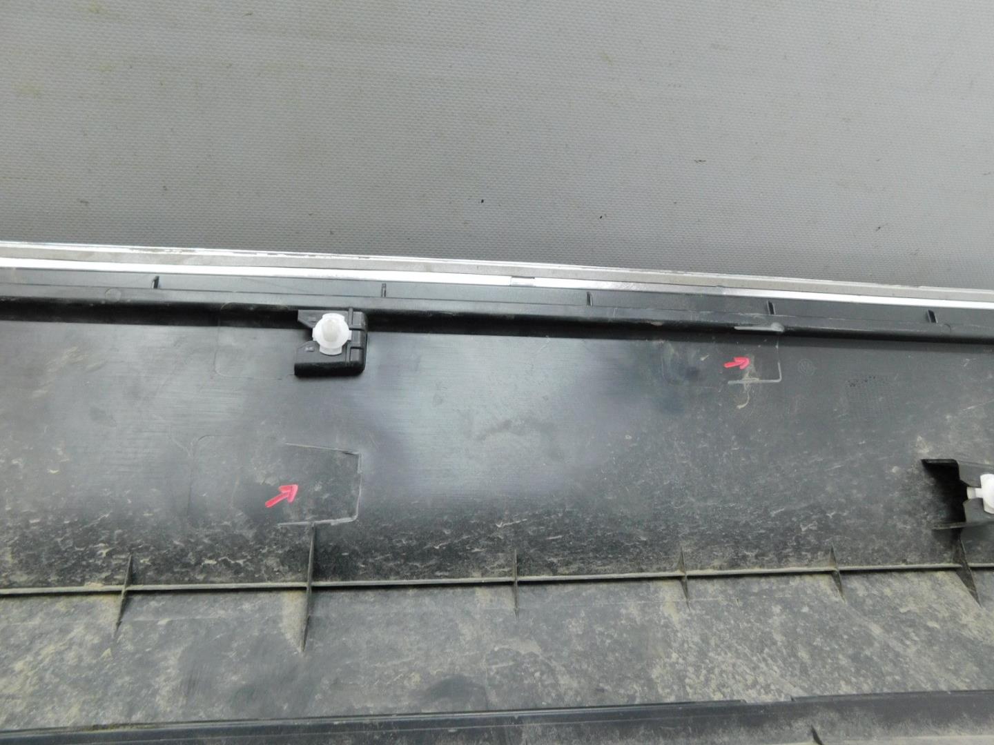 Накладка двери передней правой