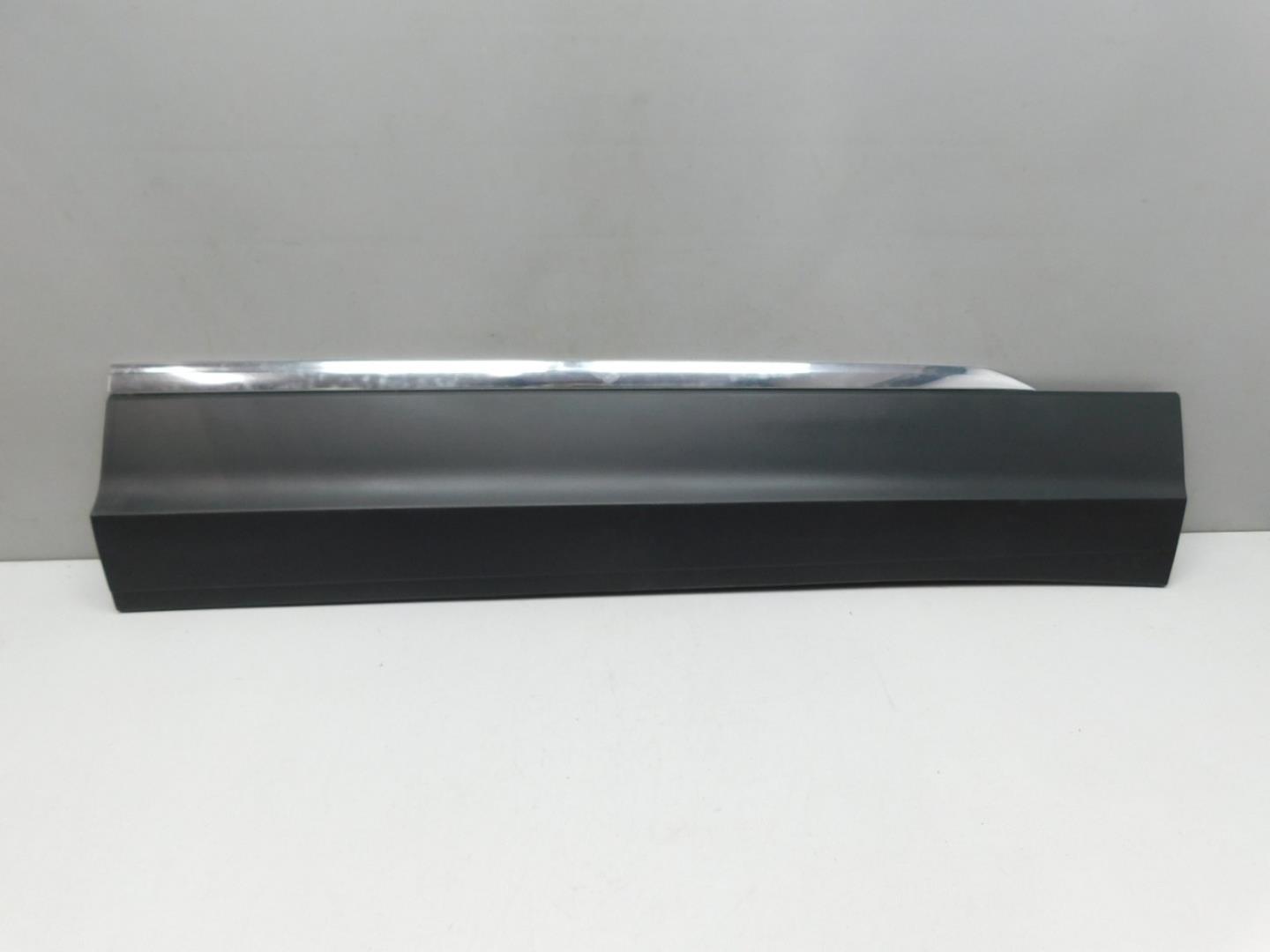 Накладка двери передней правой