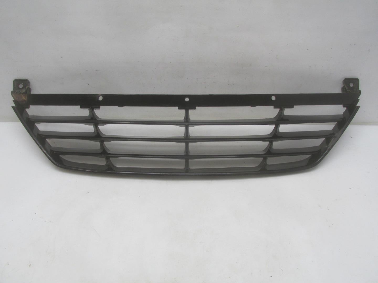 Решетка в бампер центральная