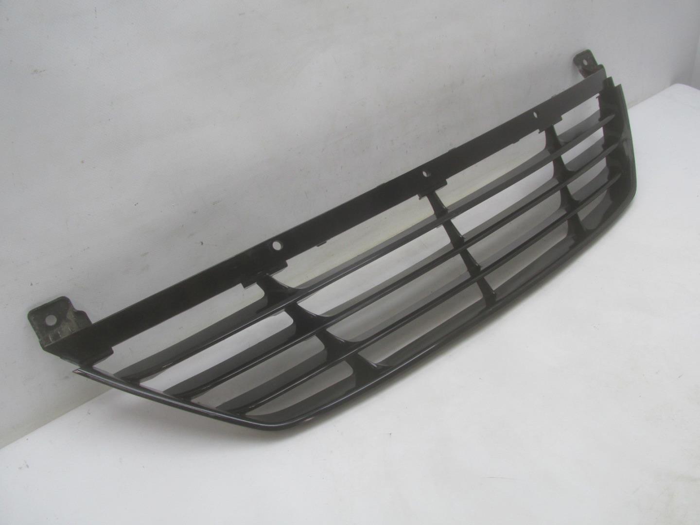 Решетка в бампер центральная