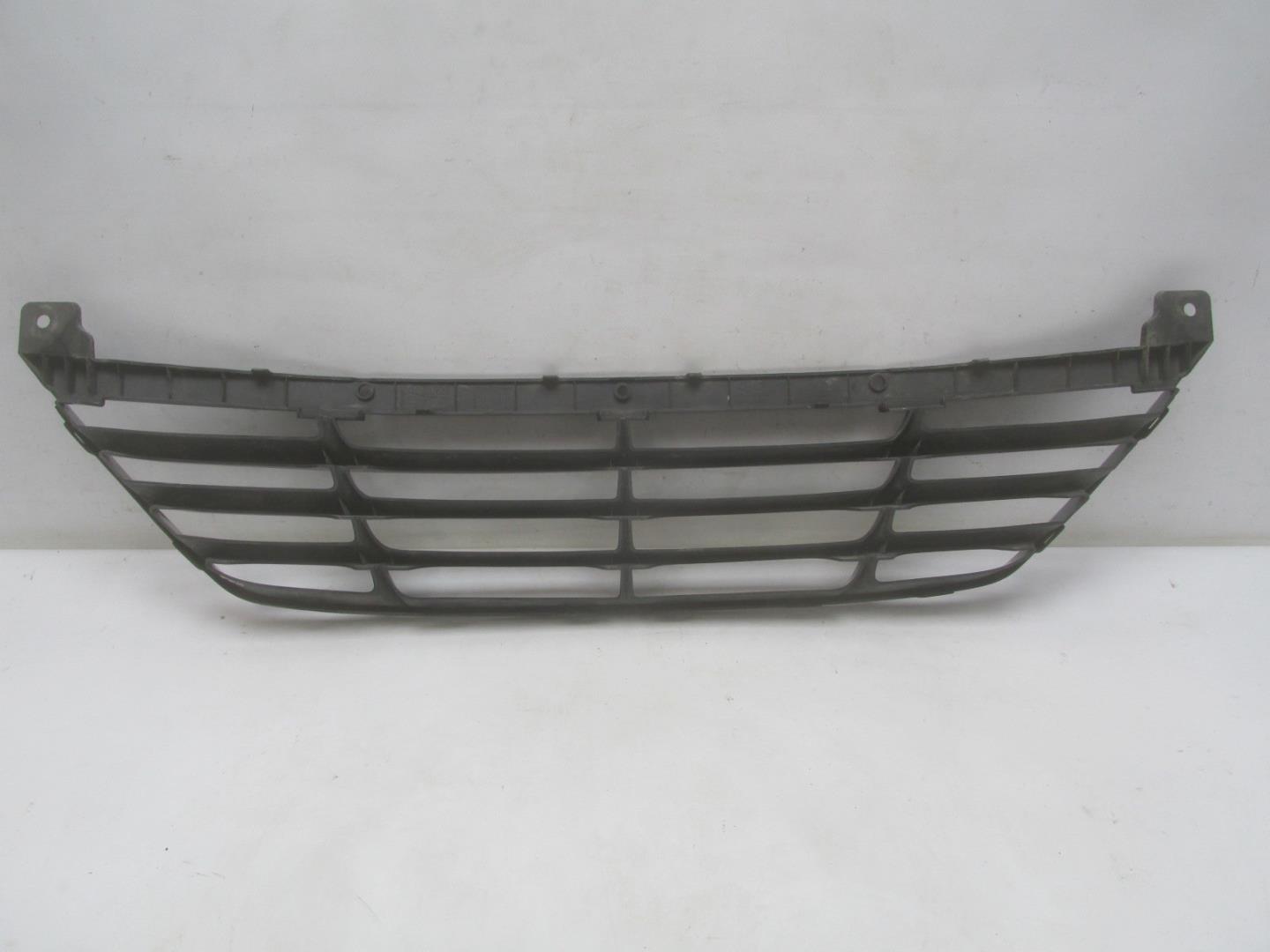 Решетка в бампер центральная
