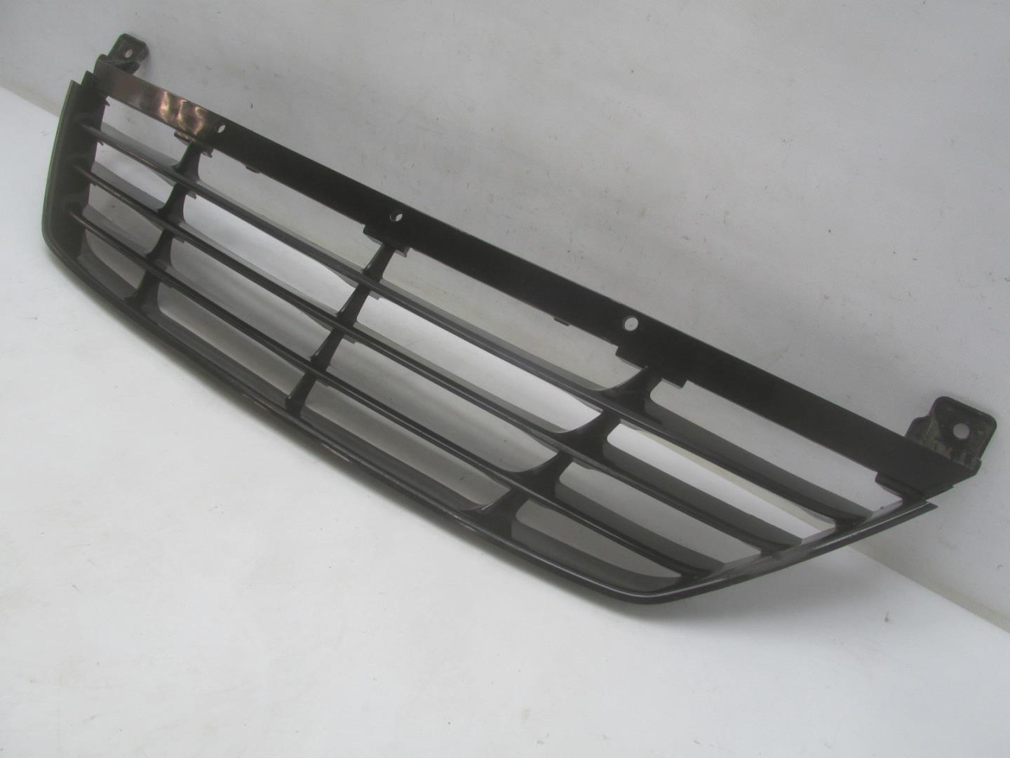 Решетка в бампер центральная