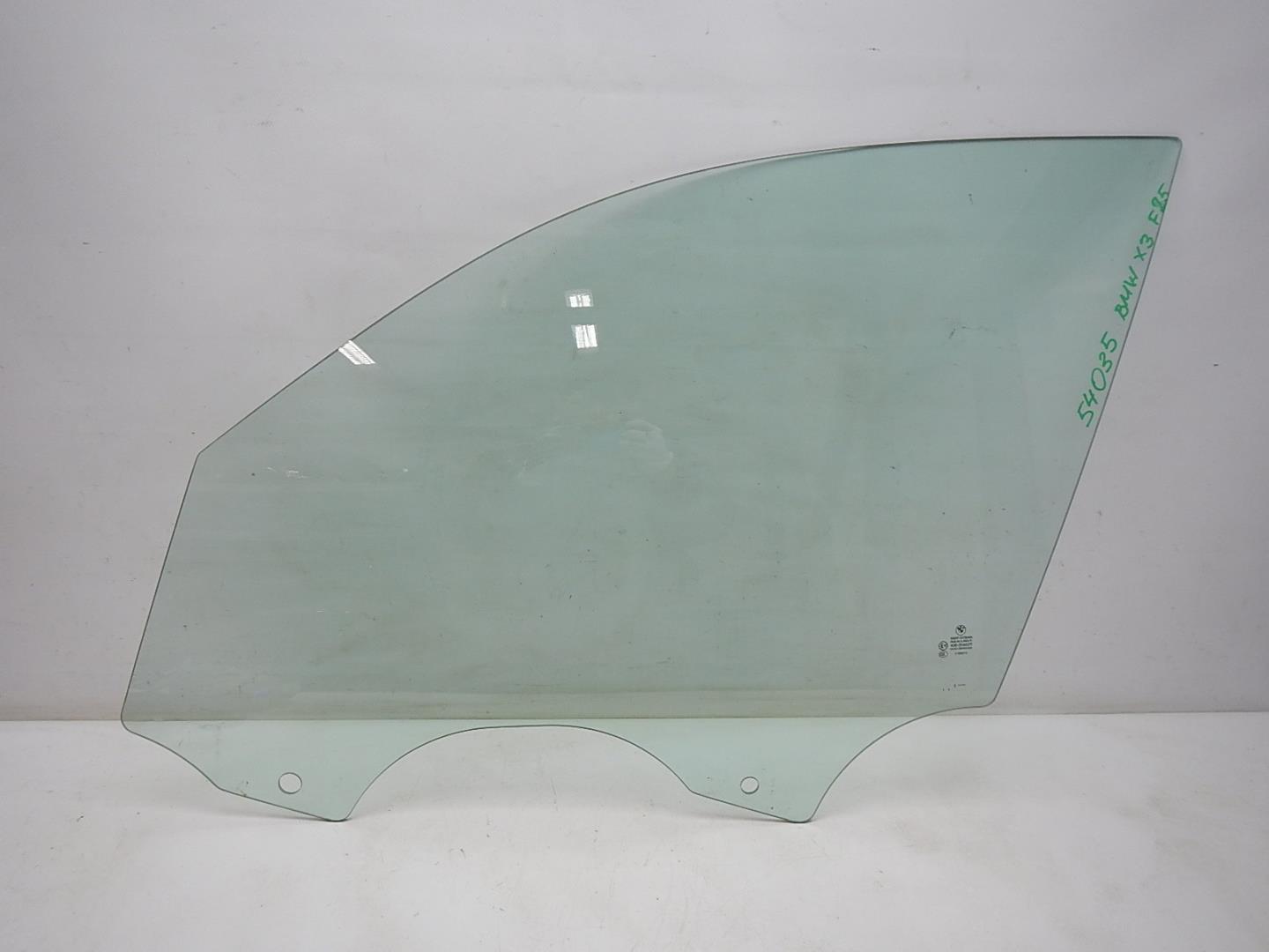 Стекло двери передней левой