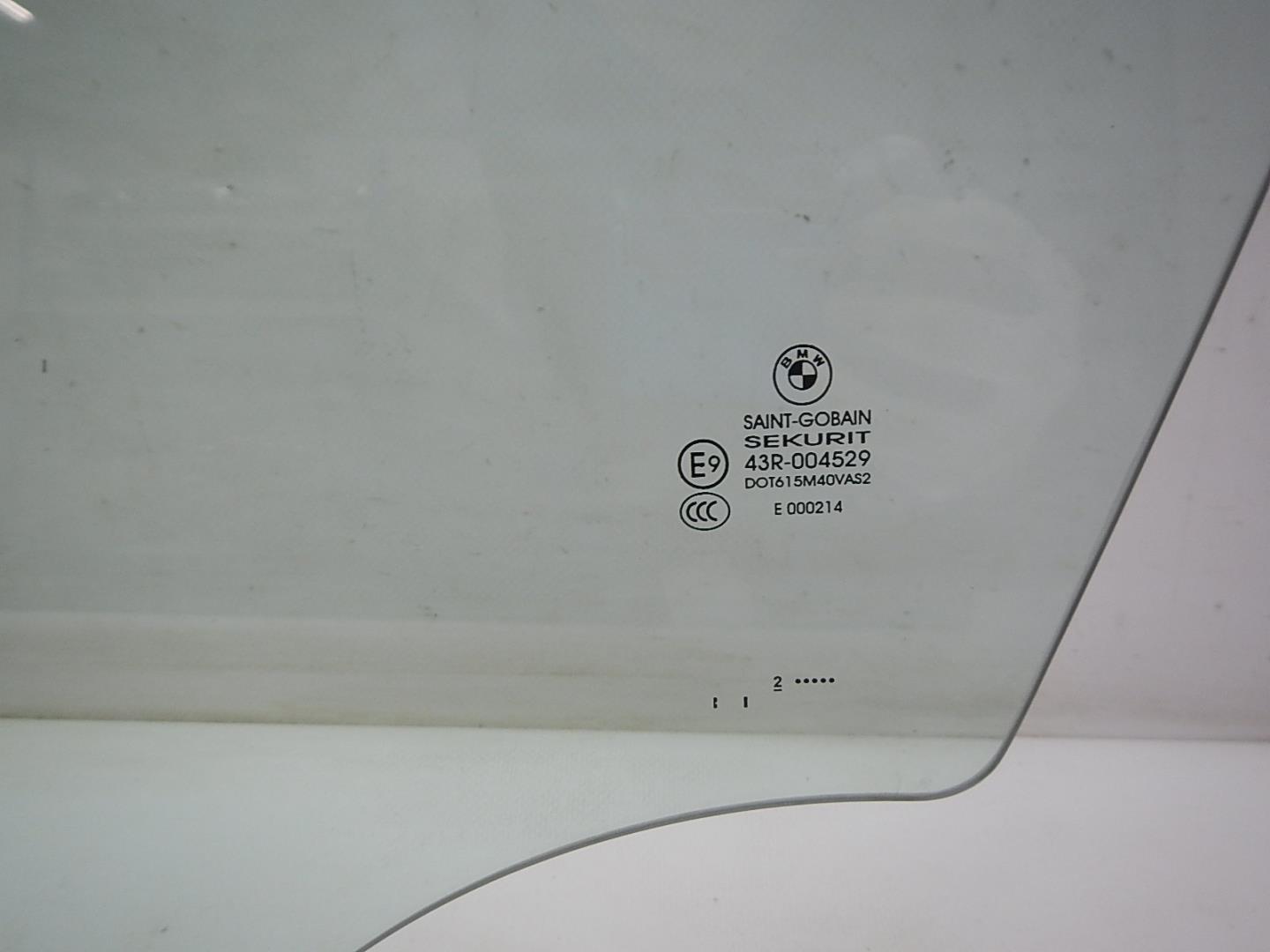 Стекло двери передней левой