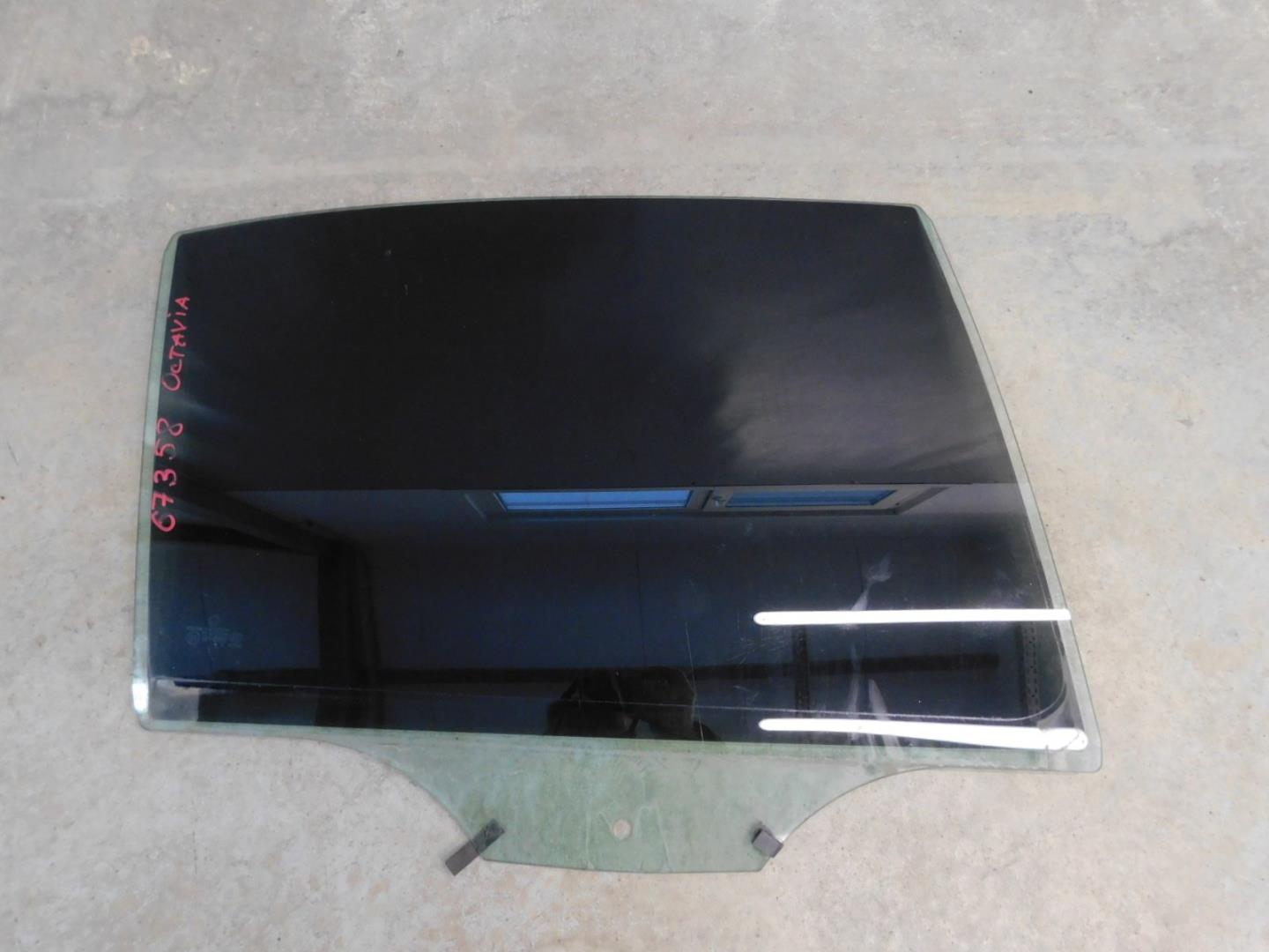 Стекло двери задней правой