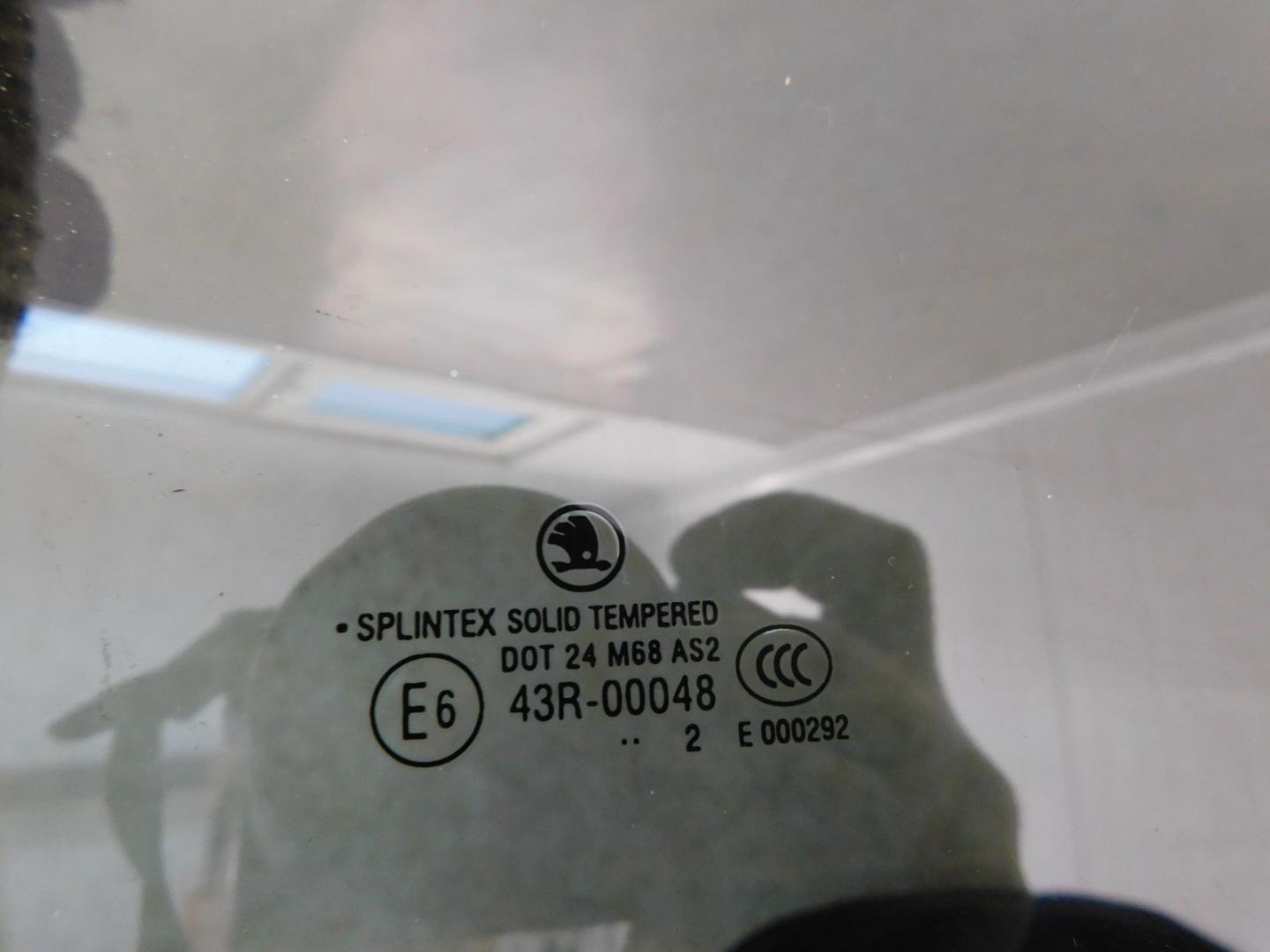 Стекло двери задней правой