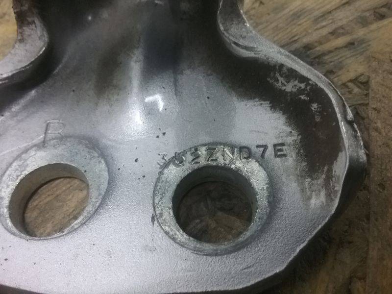 Петля двери задней левой верхняя