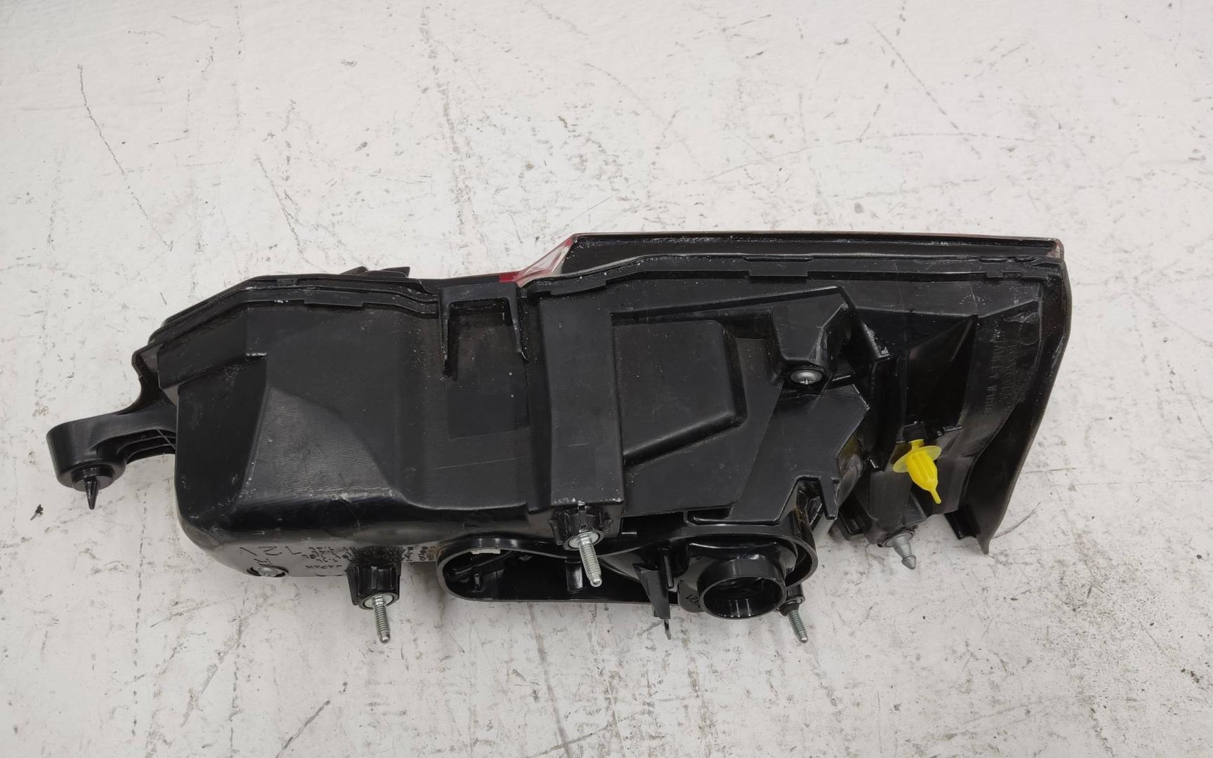 Фонарь задний внутренний правый