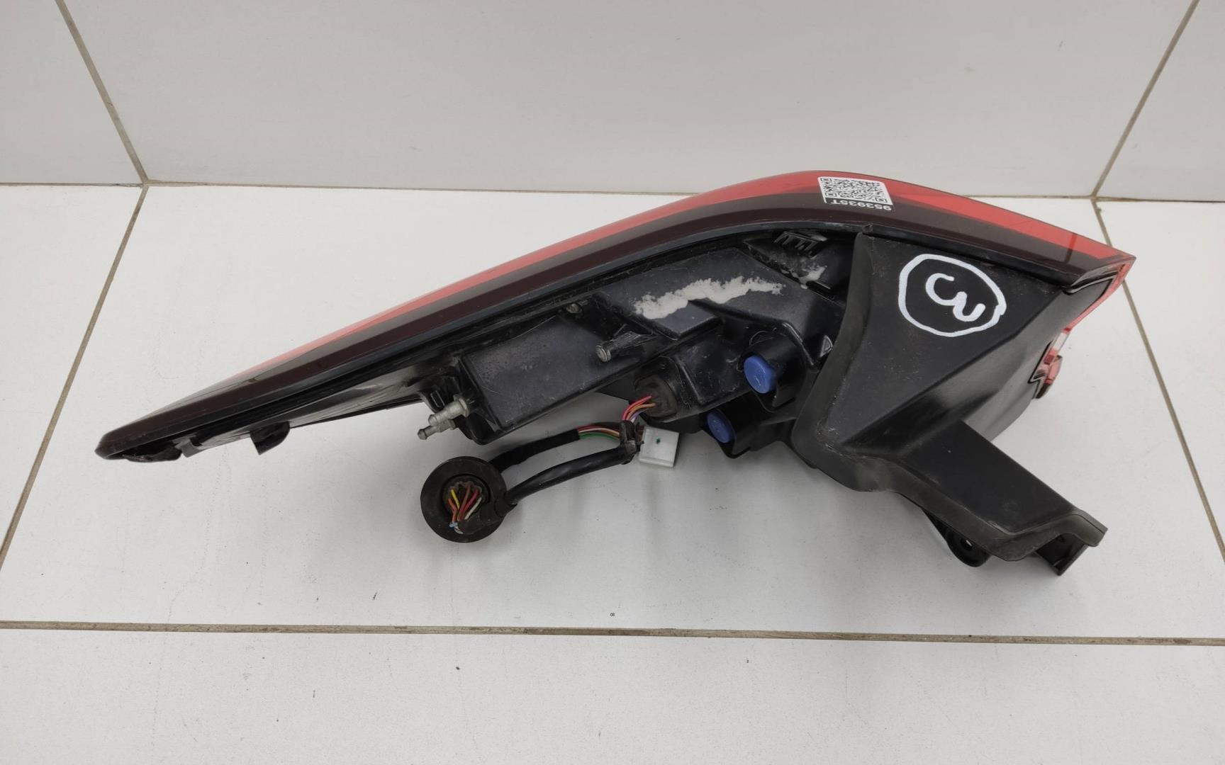 Фонарь задний наружный правый