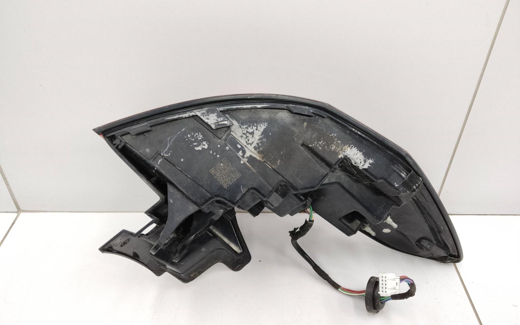 Фонарь задний наружный правый