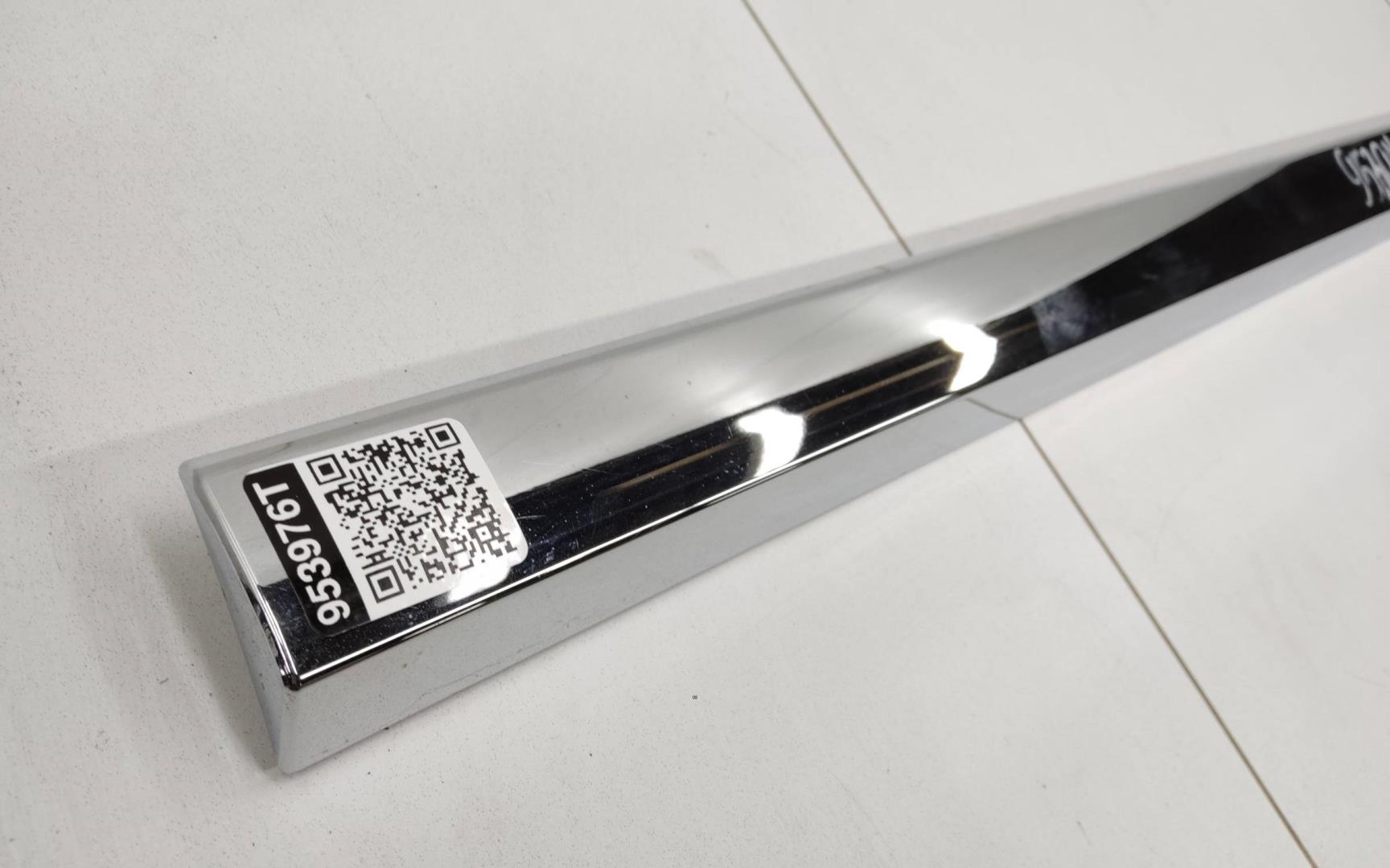 Молдинг передней правой двери