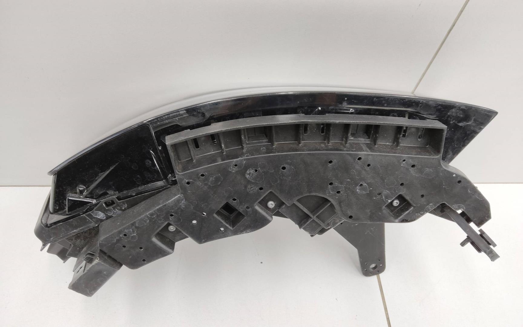 Фара дневного света правая (ходовые огни)