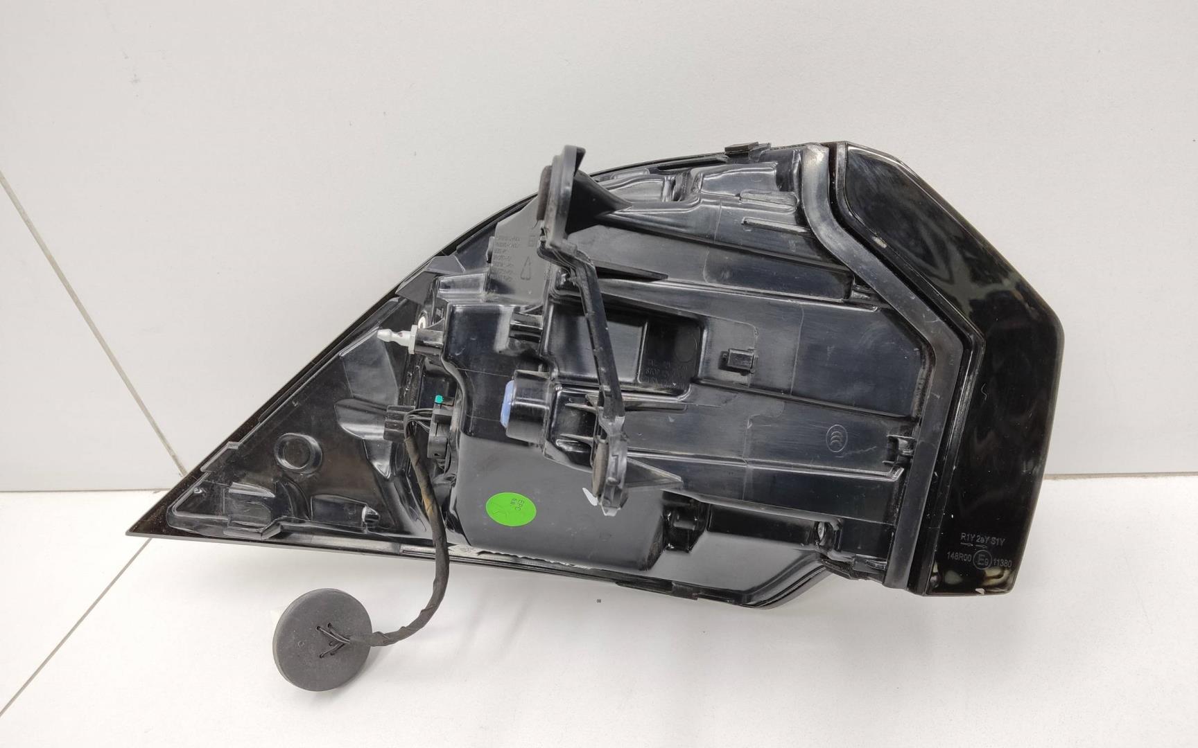 Фонарь задний наружный правый