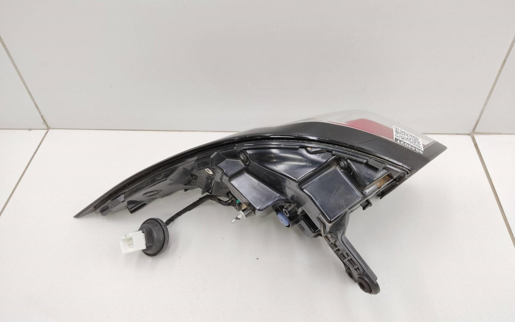 Фонарь задний наружный правый