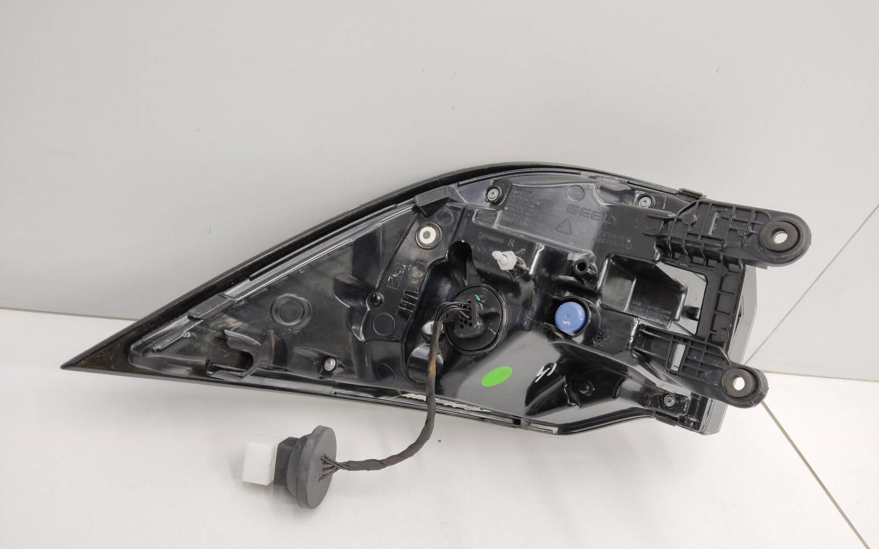 Фонарь задний наружный правый