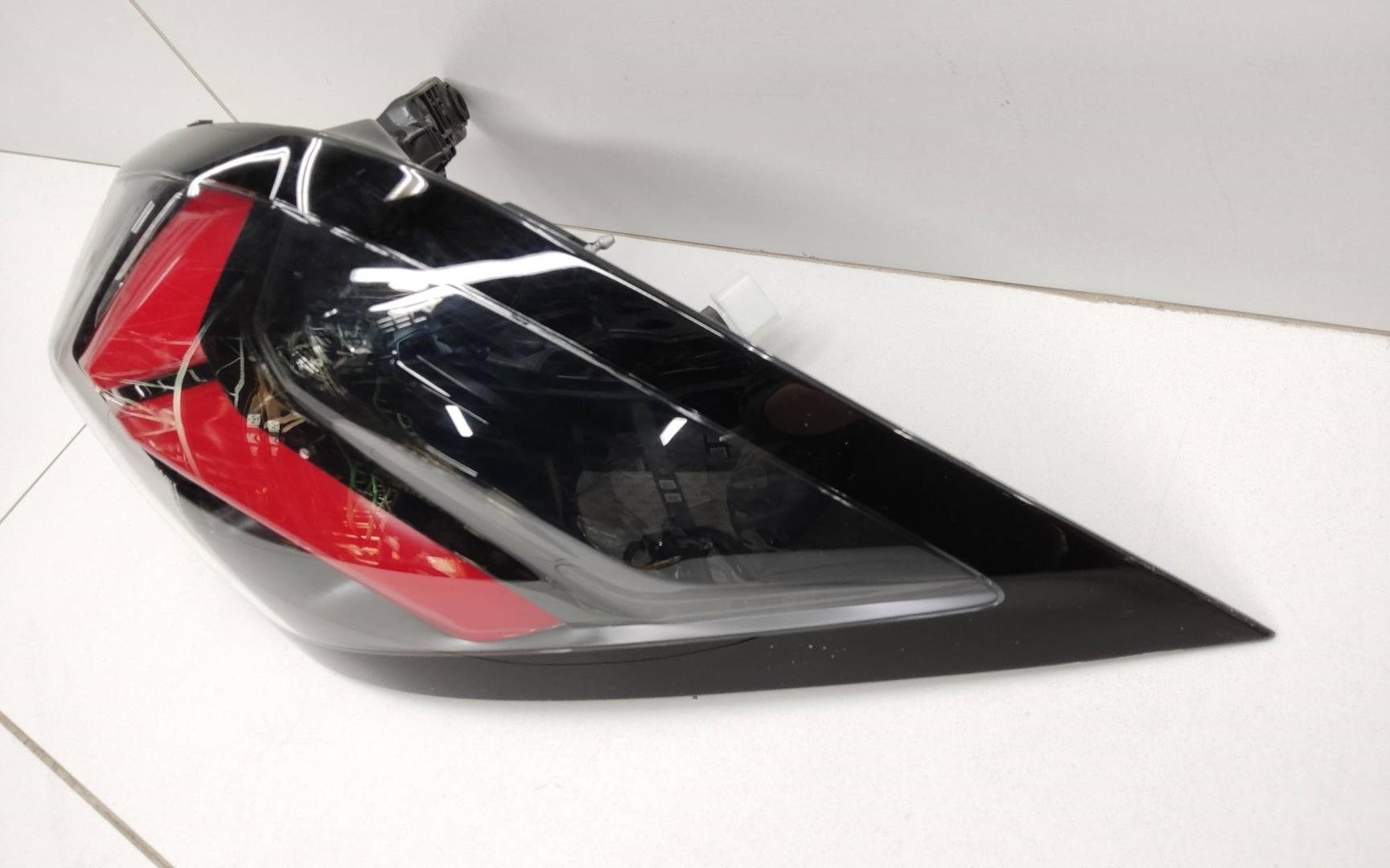 Фонарь задний наружный правый