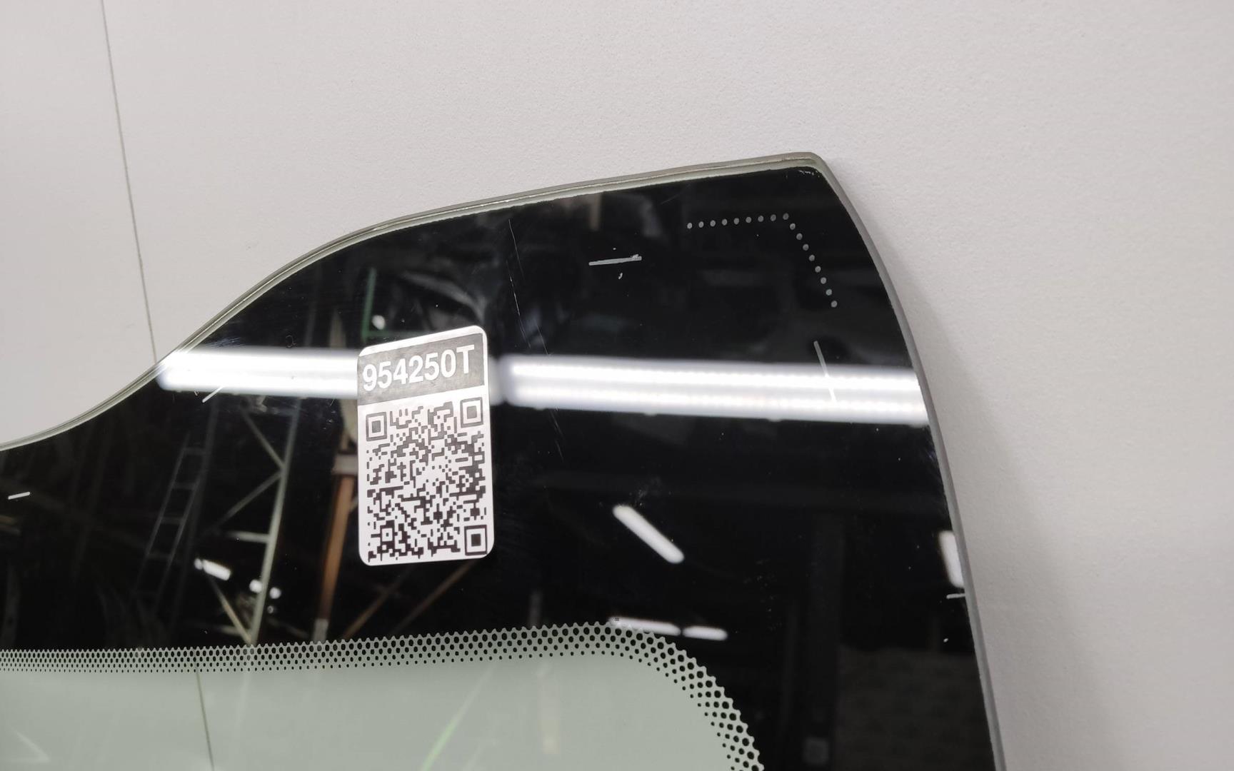 Стекло лобовое (ветровое)