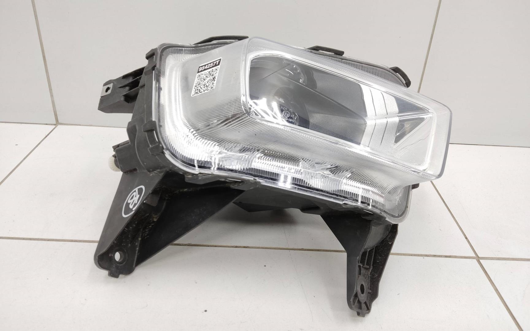 Фара дневного света правая (ходовые огни)