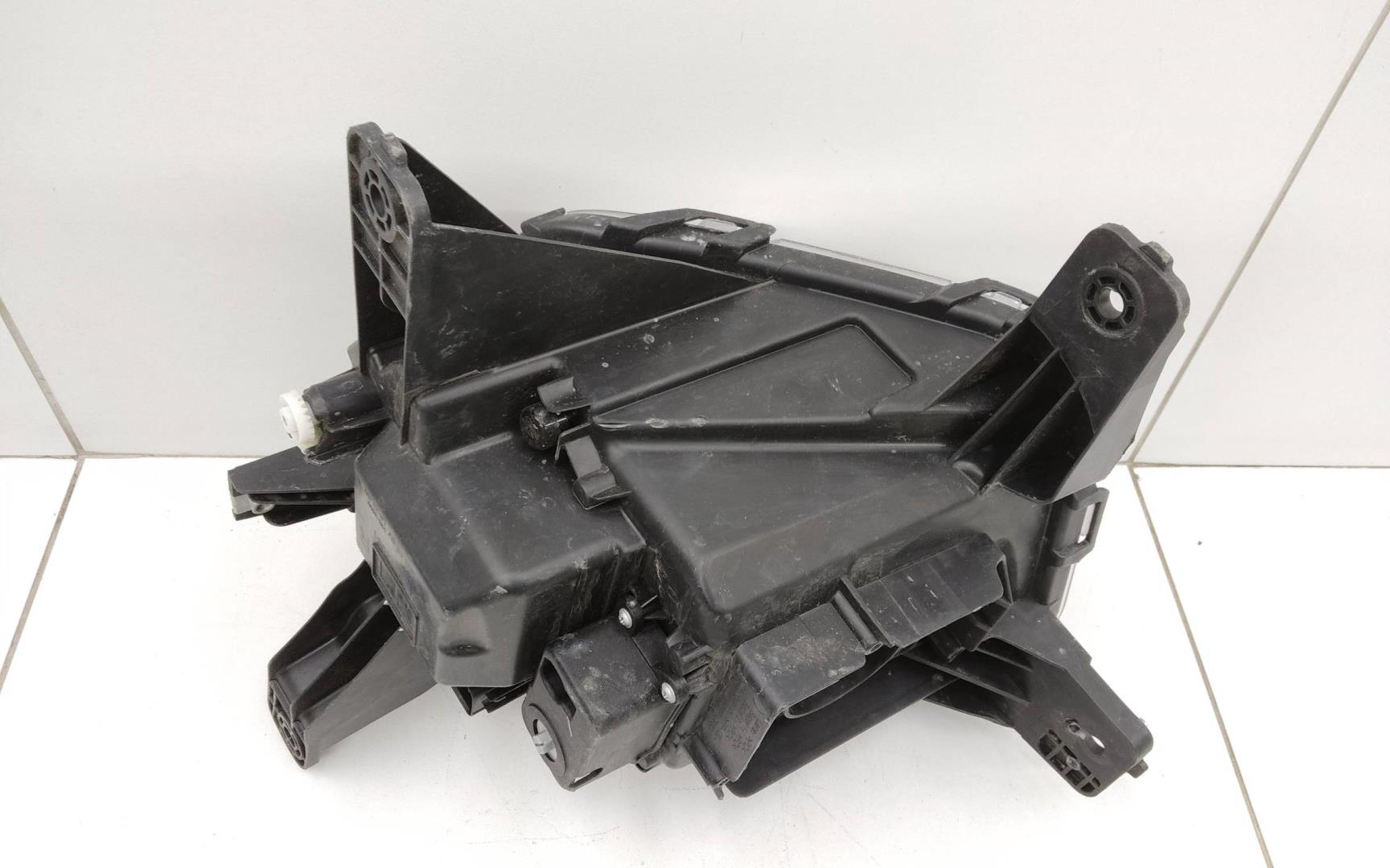 Фара дневного света правая (ходовые огни)