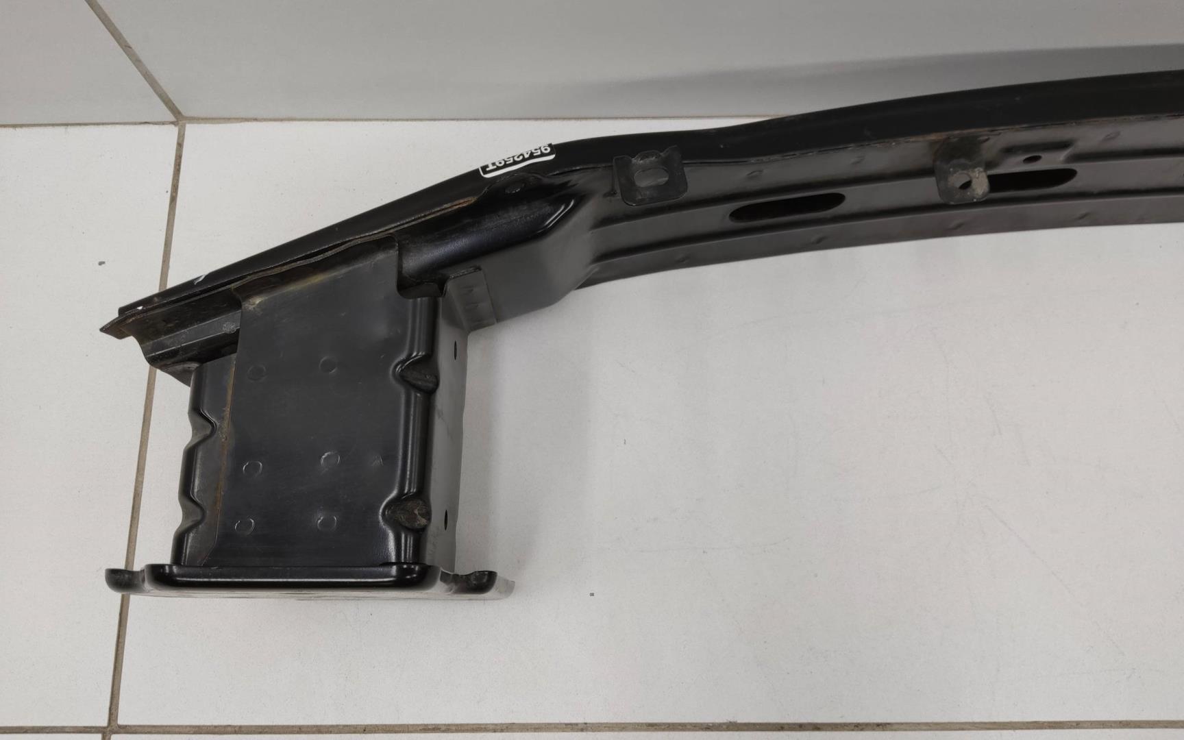 Усилитель переднего бампера