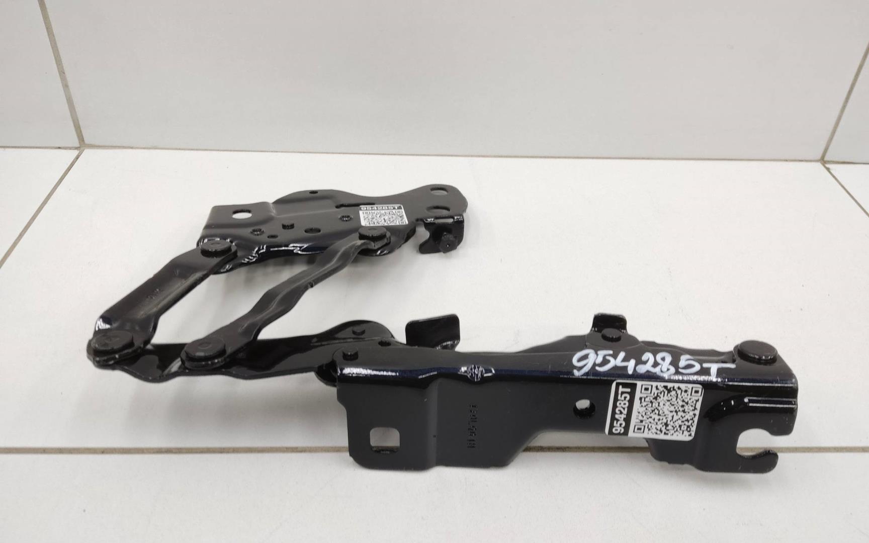 Петля капота левая