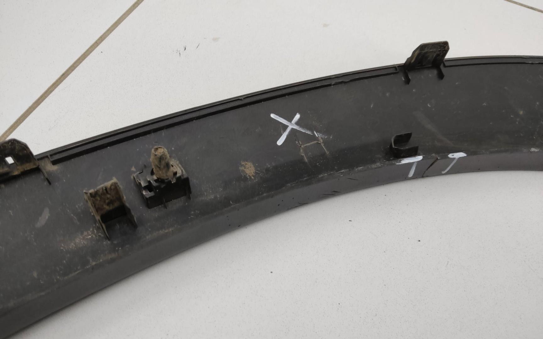 Накладка переднего крыла правого